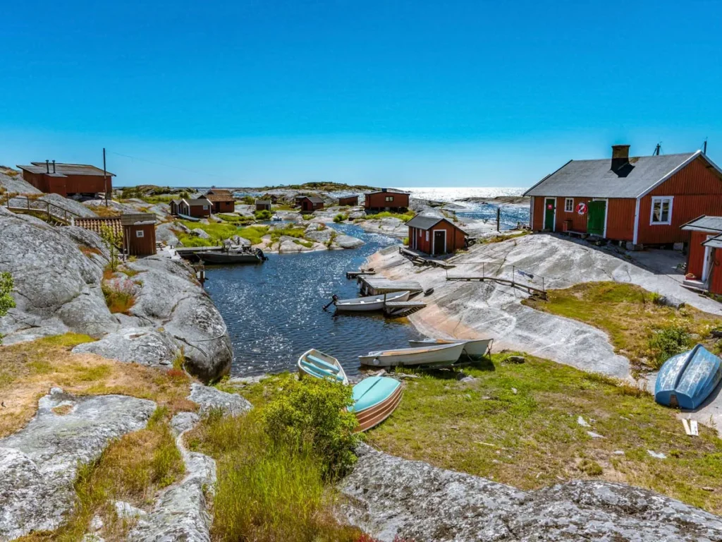 1Gallery-Huvudskar-Stockholm-Sweden-little-red-summer-houses